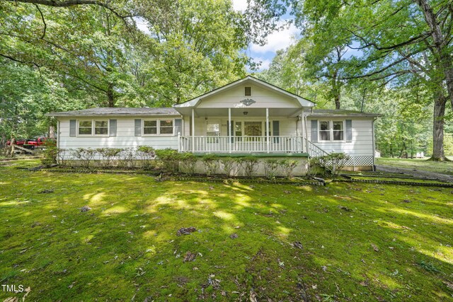 view of front of home with covered porch and a front lawn