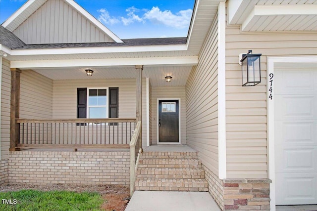 entrance to property featuring covered porch