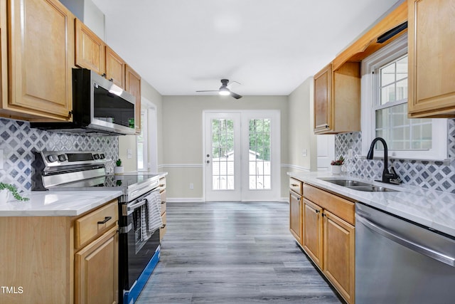 kitchen featuring backsplash, sink, ceiling fan, dark hardwood / wood-style floors, and appliances with stainless steel finishes