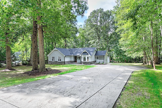 ranch-style house featuring a front yard