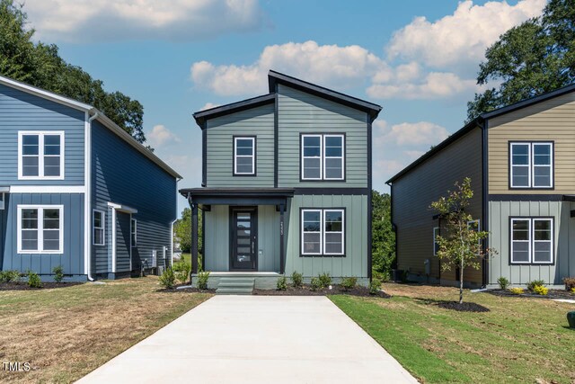 front facade featuring a front yard