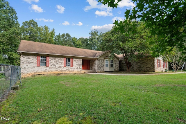 ranch-style home featuring a front lawn