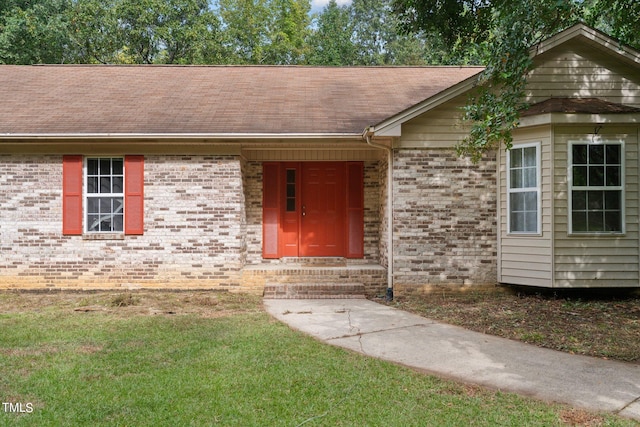 view of front of home with a front lawn