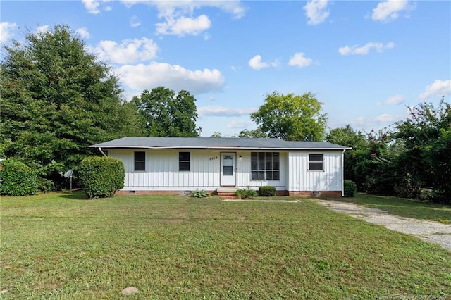 view of front of property with a front yard