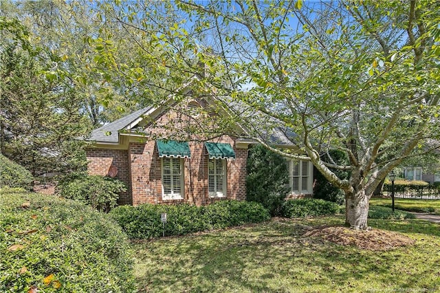 view of front of house with a front lawn