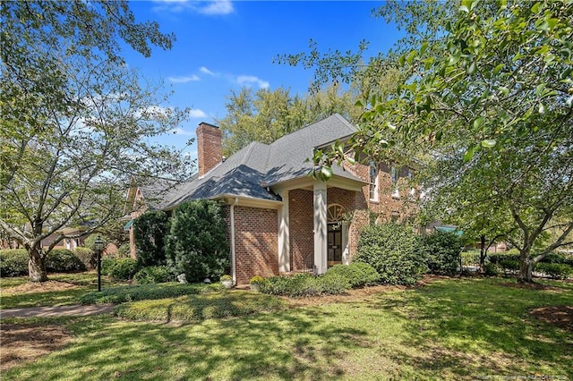 view of front of property featuring a front yard