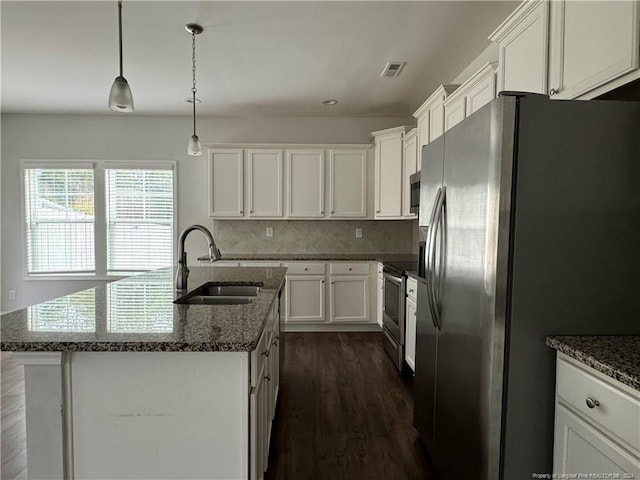 kitchen featuring dark wood-type flooring, a kitchen island with sink, sink, white cabinets, and stainless steel appliances