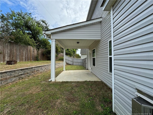 view of yard with a patio