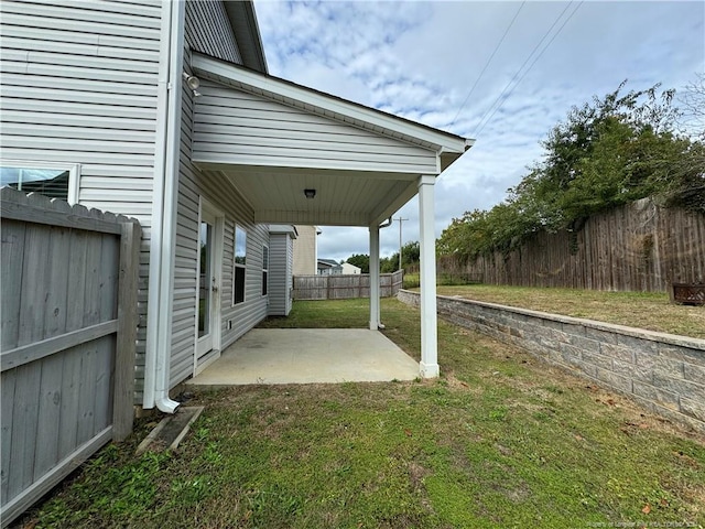 view of yard featuring a patio