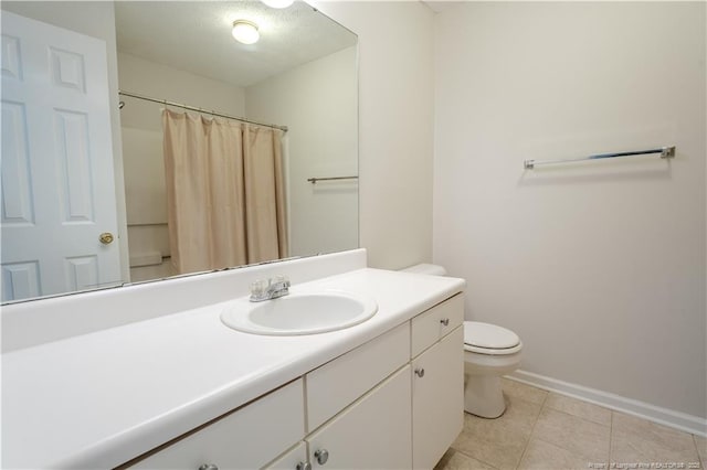 full bathroom featuring vanity, toilet, tile patterned floors, a shower with shower curtain, and baseboards