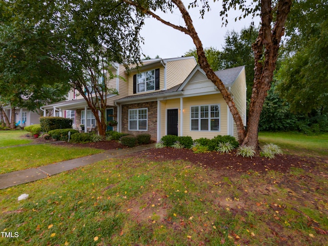 view of front of property featuring a front yard