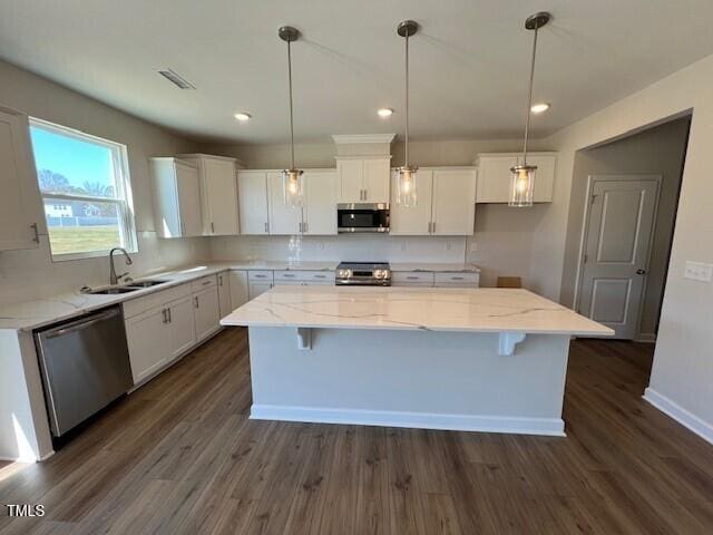 kitchen with a sink, visible vents, white cabinetry, appliances with stainless steel finishes, and dark wood finished floors