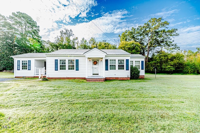 single story home featuring a front lawn