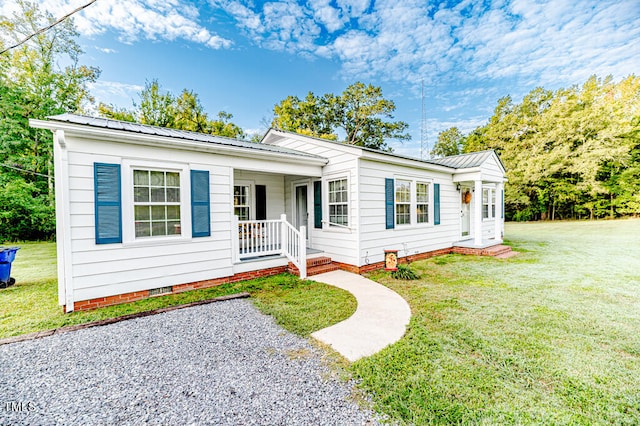 ranch-style home featuring a porch and a front yard