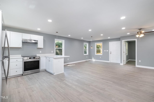 kitchen featuring kitchen peninsula, light hardwood / wood-style flooring, stainless steel appliances, and decorative light fixtures