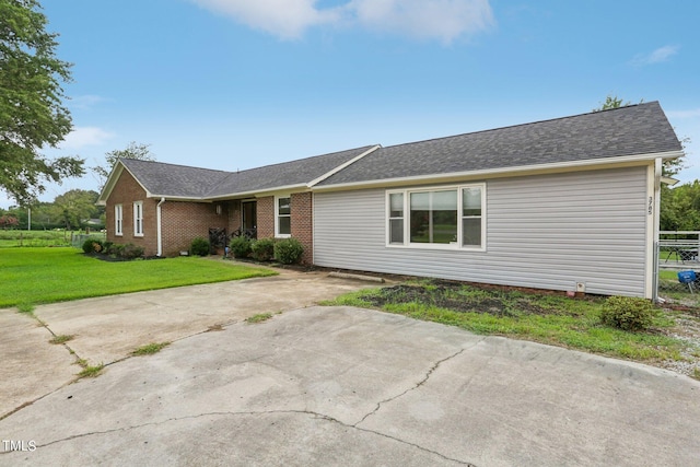 single story home featuring a front yard