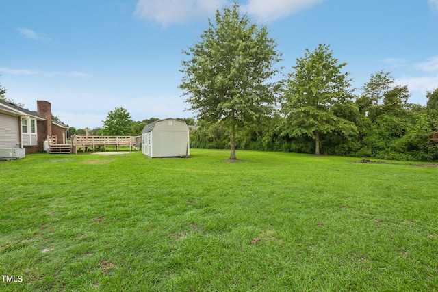 view of yard with a storage shed