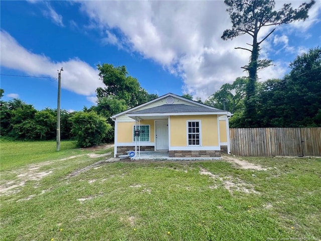 bungalow-style house featuring a front lawn