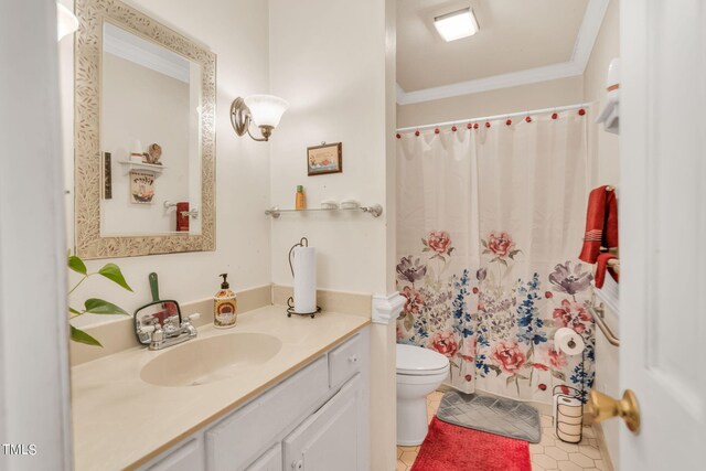 bathroom featuring a shower with curtain, toilet, vanity, and ornamental molding