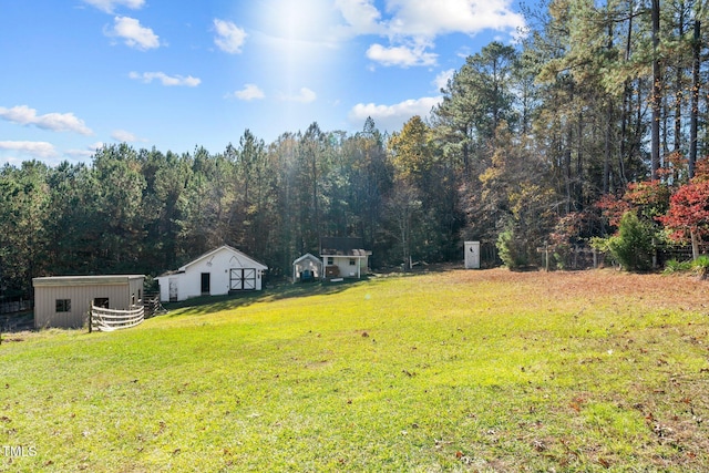 view of yard featuring an outdoor structure