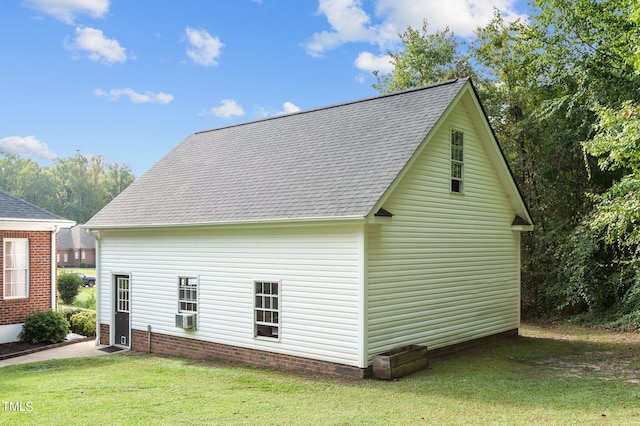 view of side of property featuring a yard