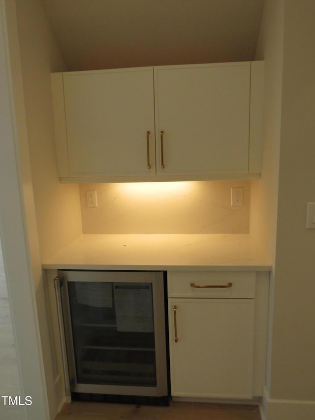 room details featuring bar area and beverage cooler