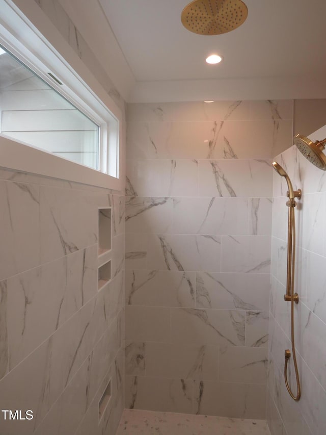 bathroom featuring tiled shower