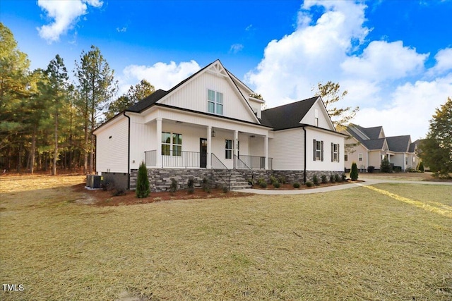 view of front facade featuring a porch, central AC, and a front yard