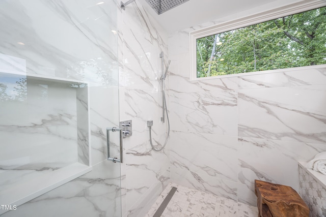 bathroom featuring a tile shower