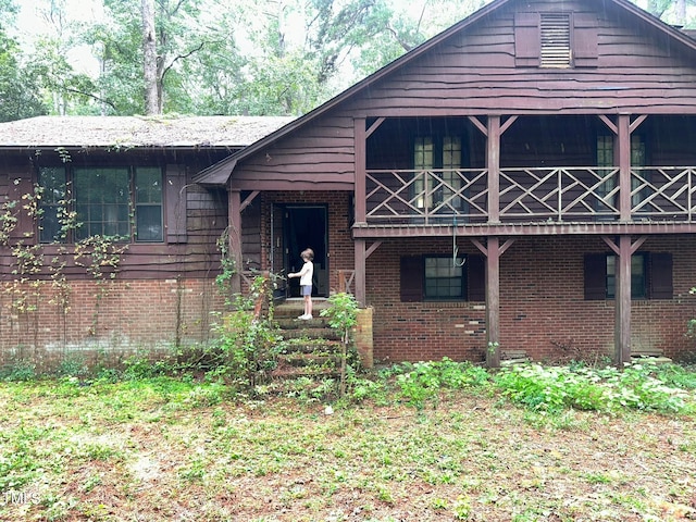 view of front facade with a balcony