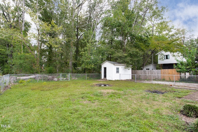 view of yard featuring a storage shed