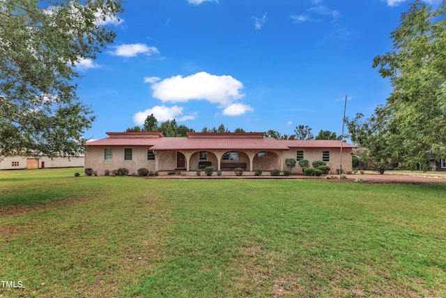 single story home with a front lawn