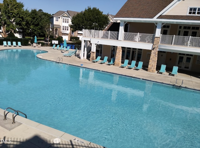 view of swimming pool featuring a patio