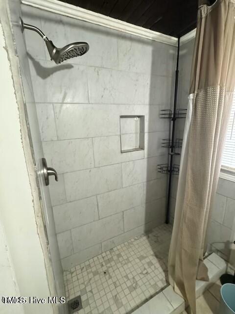 bathroom featuring a shower with shower curtain