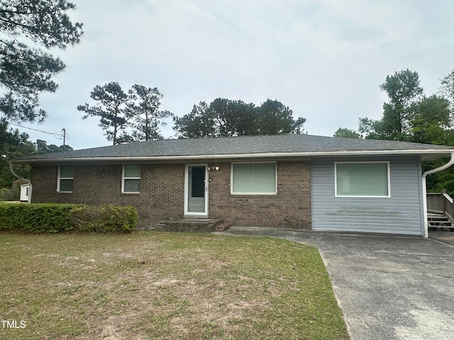 single story home featuring a front lawn