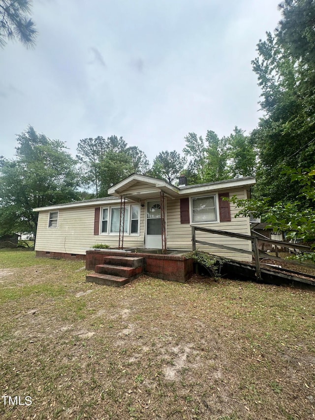 view of front of home featuring a front yard