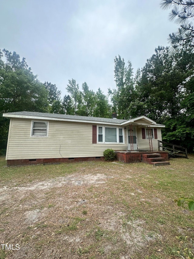 view of front of home featuring a front yard