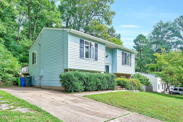 raised ranch featuring a front yard