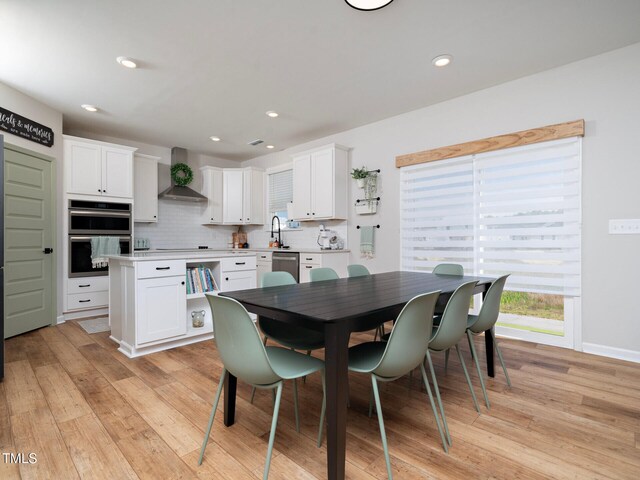 dining area featuring recessed lighting, light wood-style flooring, and baseboards