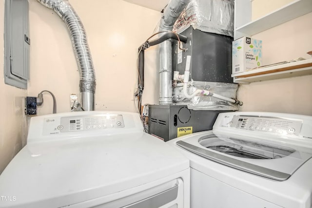 laundry room featuring electric panel and independent washer and dryer