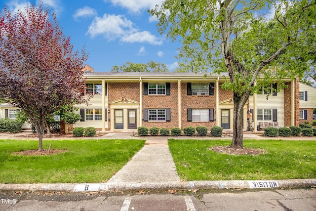 view of front facade with a front yard