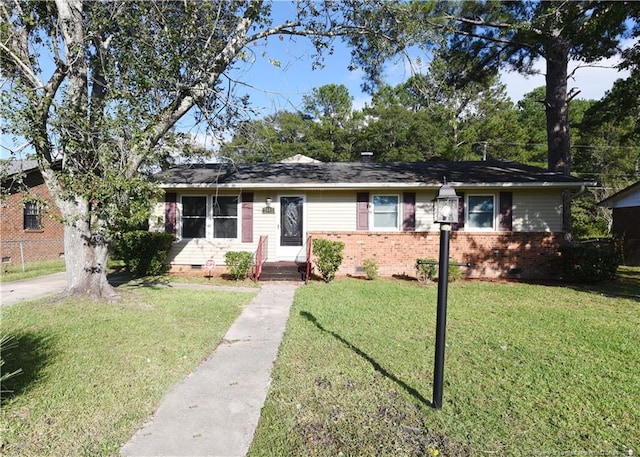 ranch-style home featuring a front lawn