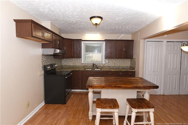 kitchen featuring a textured ceiling, light wood-type flooring, sink, and electric range