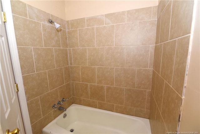 bathroom with tiled shower / bath combo