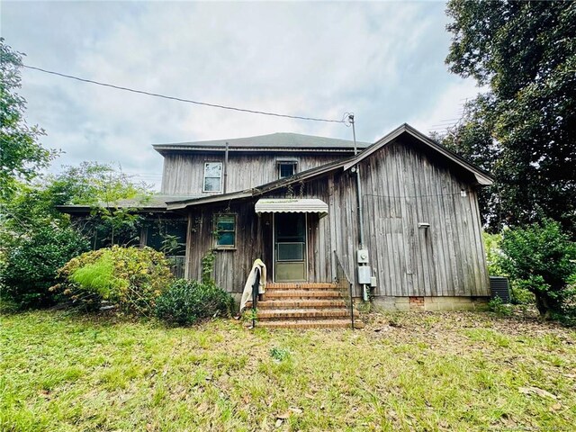 view of front of house with a front yard