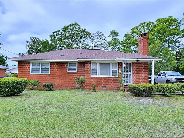 single story home featuring a front yard