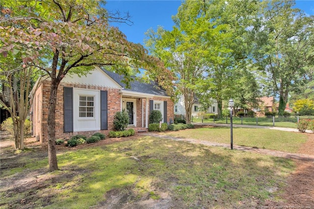 view of front of property featuring a front lawn