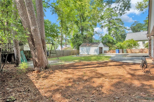 view of yard featuring a storage shed