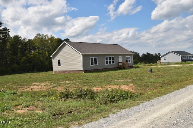 view of front facade featuring a front lawn