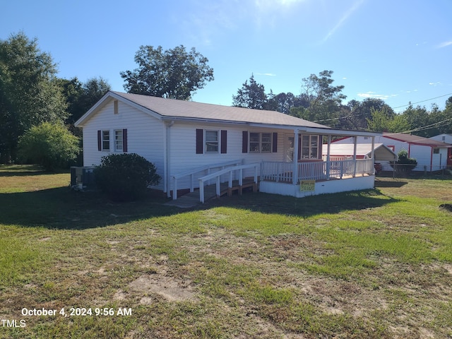 view of front of house featuring a deck and a front yard